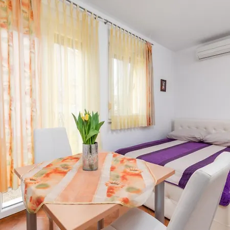 Manuela 아파트 풀라