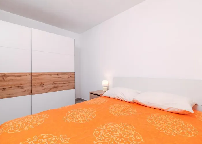 Manuela 아파트 풀라