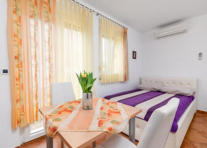 Manuela 아파트 풀라